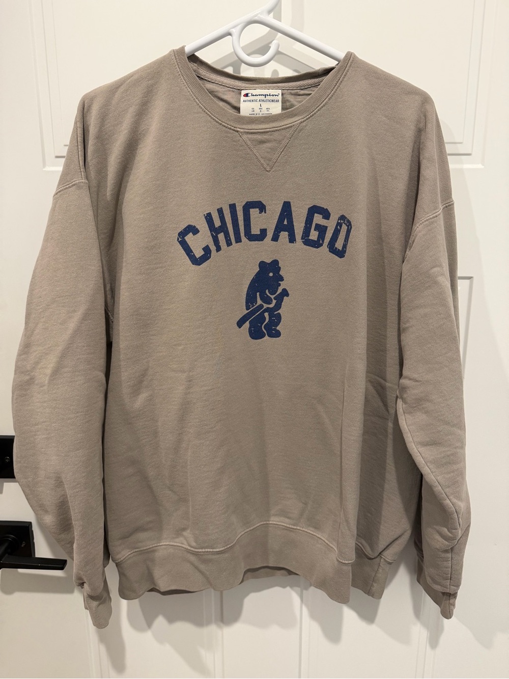 Champion Men’s Gray Chicago Cubs Crewneck Sweatshirt